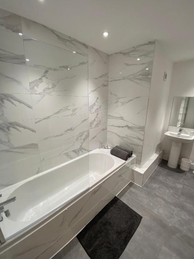 High Street, Stylish City Centre Apartment, 3 Bed Пърт Екстериор снимка